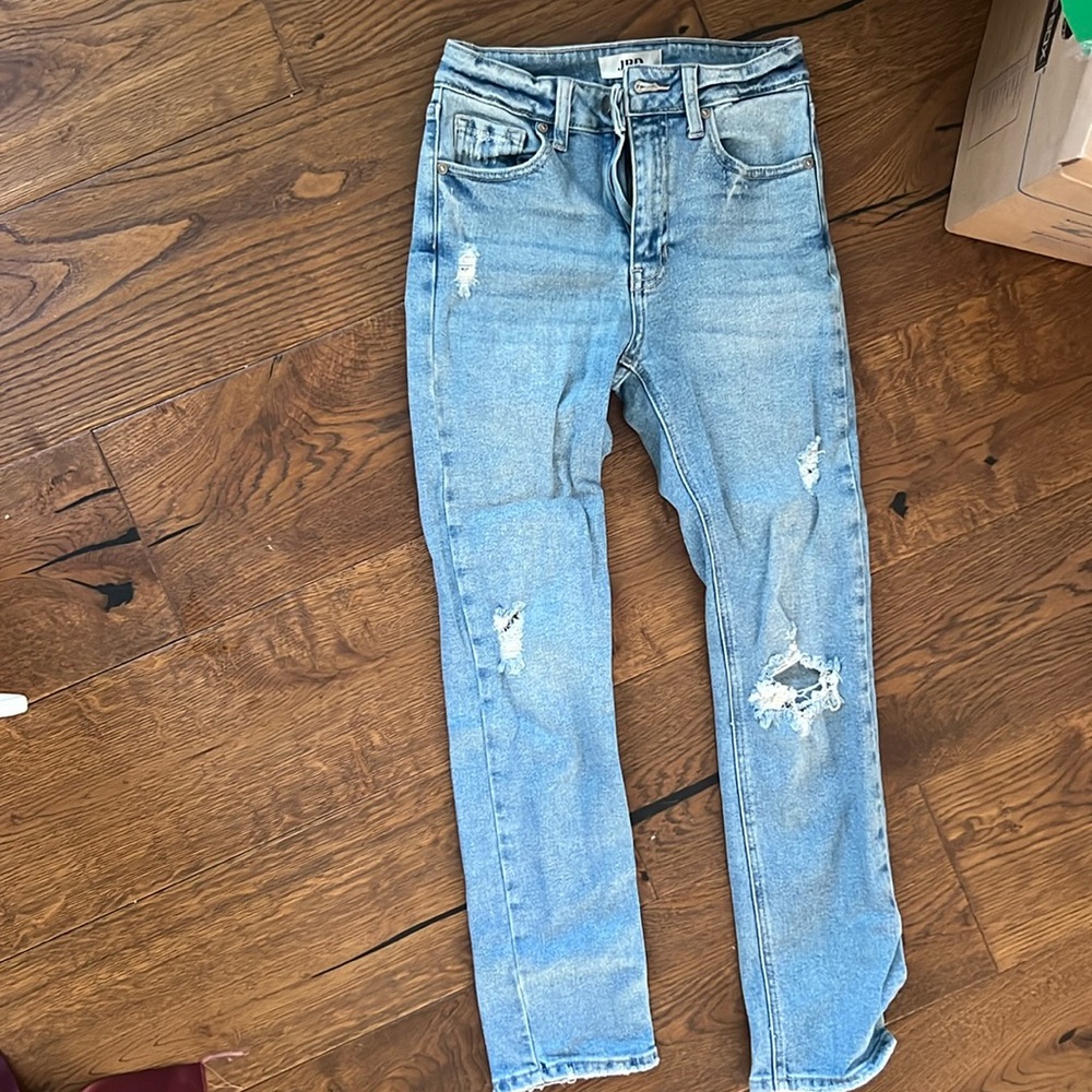 JBD straight cut ripped jeans